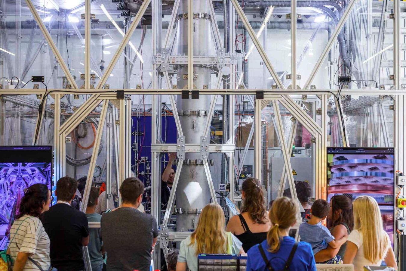 Auf der Suche nach Dunkler Materie: Besuch im sogenannten Xenoscope-Labor der Universität Zürich.
